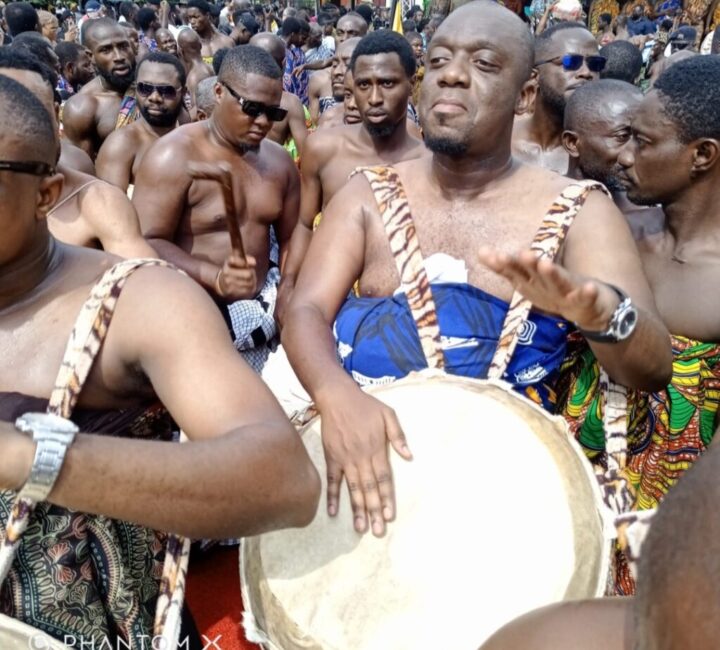Justin Kodua Demonstrates Loyalty To Otumfuo At Akwasidae…Plays Traditional Drum In Heat