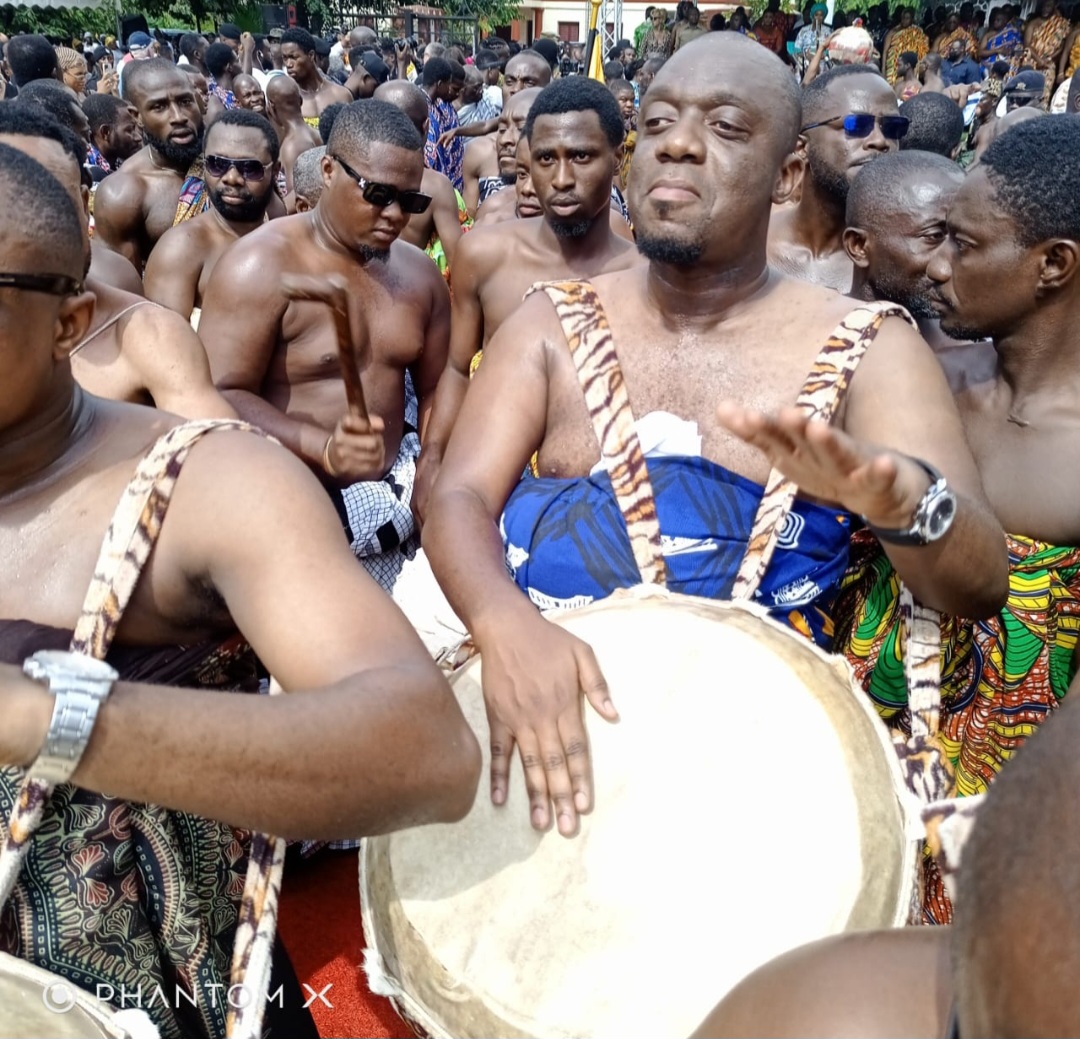Justin Kodua Demonstrates Loyalty To Otumfuo At Akwasidae…Plays Traditional Drum In Heat