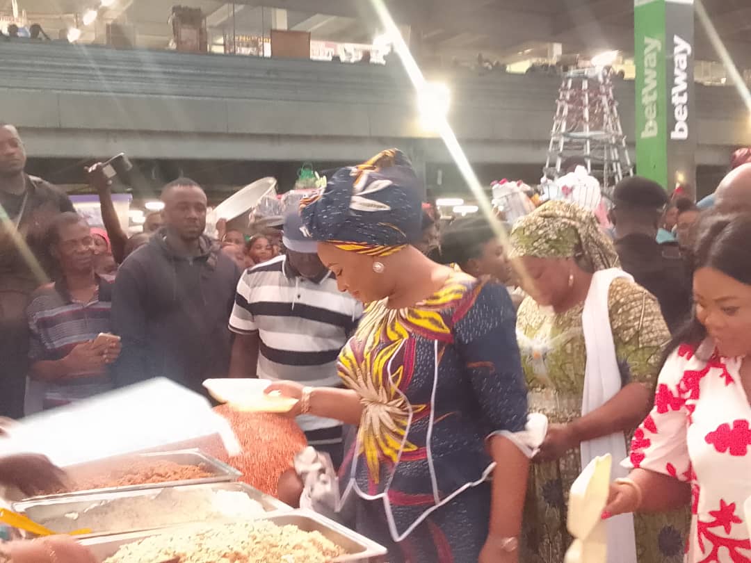 Samira Shares Meal With Women Groups At Kumasi Central Market