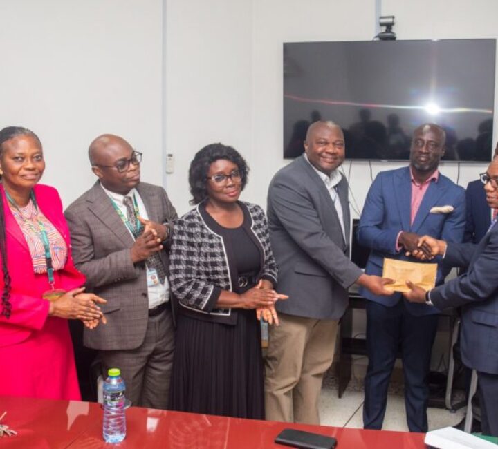 KATH Receives GHC125, 000 From KNUST Management, Members of College of Health Sciences Board and Provost