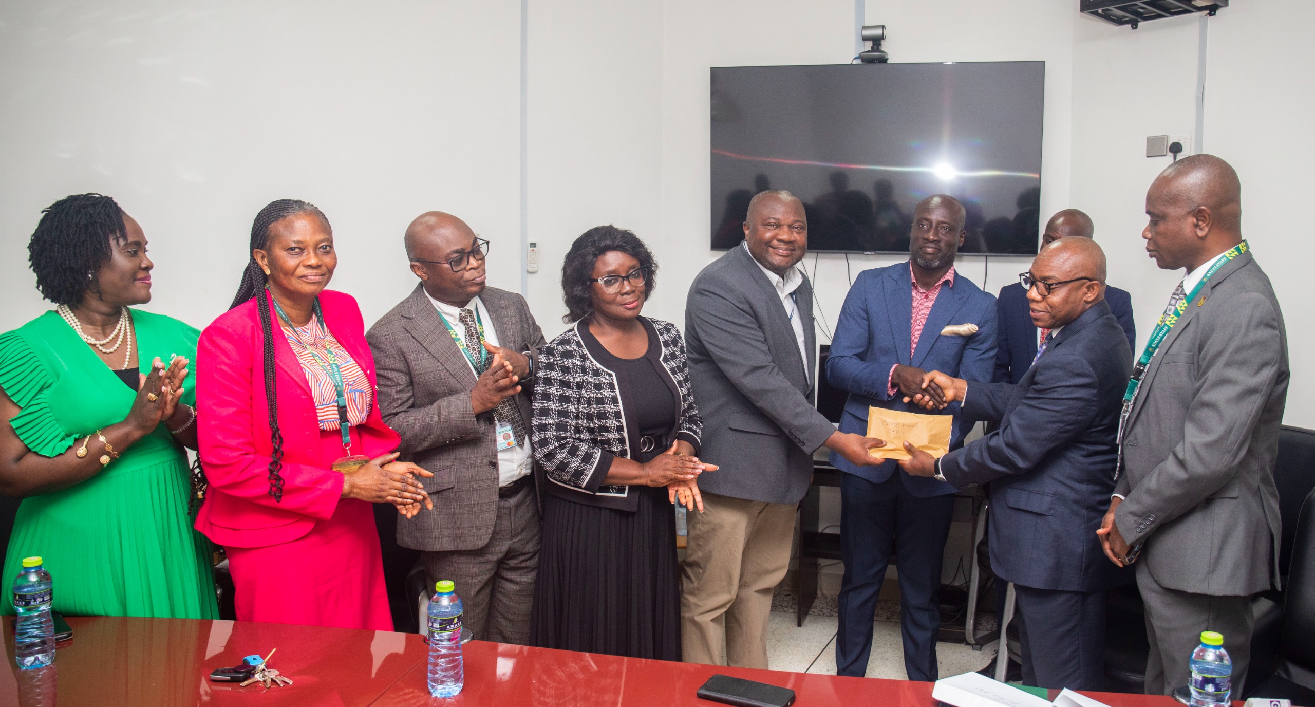 KATH Receives GHC125, 000 From KNUST Management, Members of College of Health Sciences Board and Provost