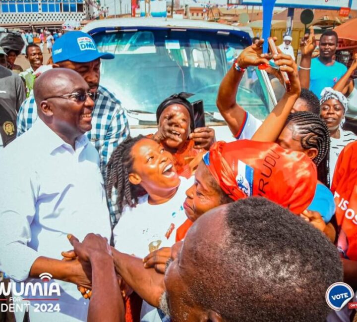 Residents of Akrofuom, Obuasi Accord Dr Bawumia Rousing Welcome…As Huge Numbers Poured Out To Listen To Him