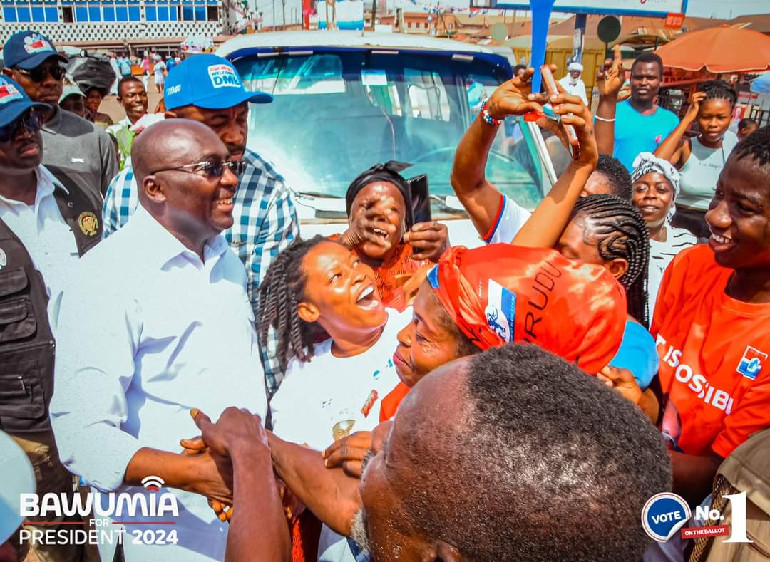 Residents of Akrofuom, Obuasi Accord Dr Bawumia Rousing Welcome…As Huge Numbers Poured Out To Listen To Him