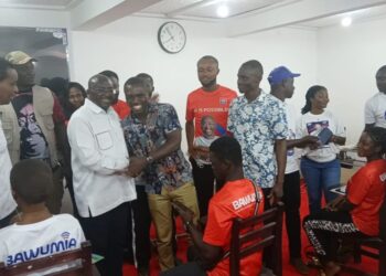 Dr Bawumia Visits Call Centre At Asokwa…Interacts With Volunteers.