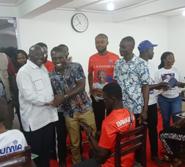 Dr Bawumia Visits Call Centre At Asokwa…Interacts With Volunteers.