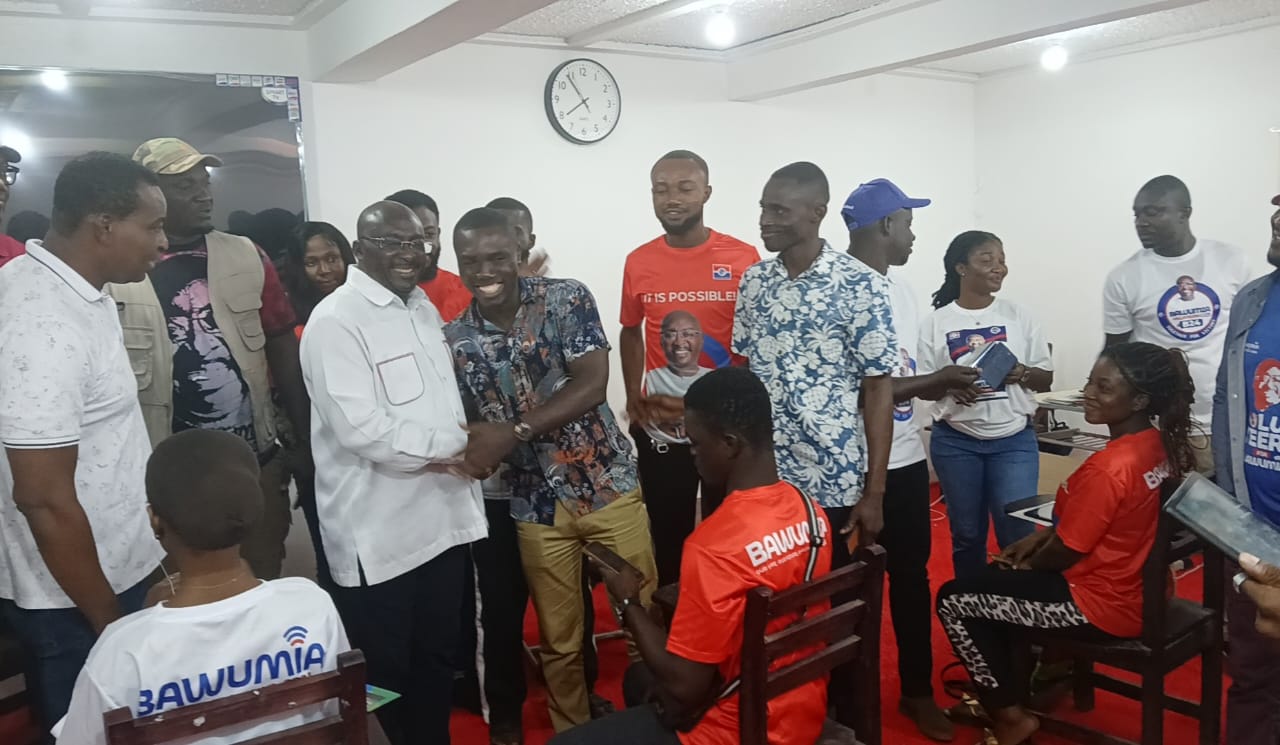 Dr Bawumia Visits Call Centre At Asokwa…Interacts With Volunteers.