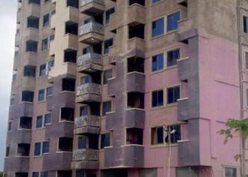 Mason dies after falling from tall building