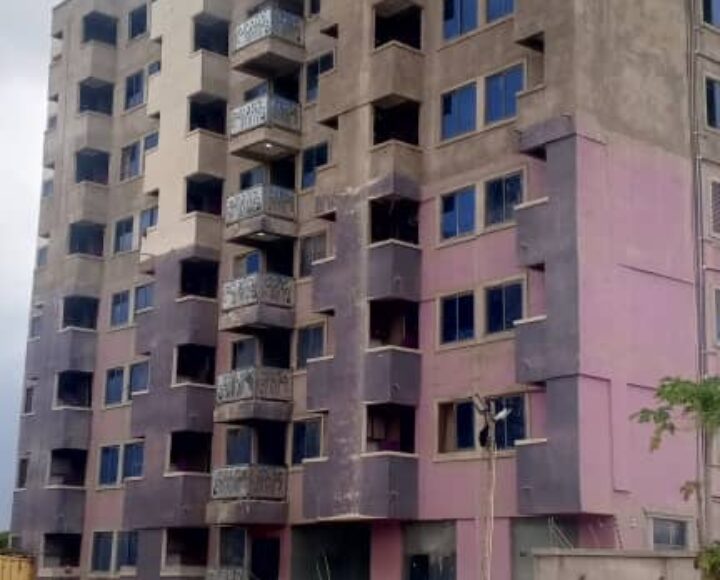 Mason dies after falling from tall building