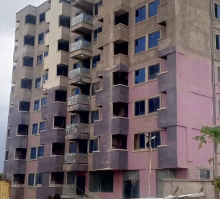Mason dies after falling from tall building