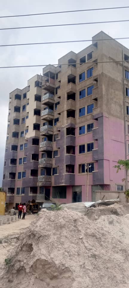 Mason dies after falling from tall building