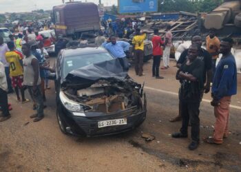 5 escape death in road crash