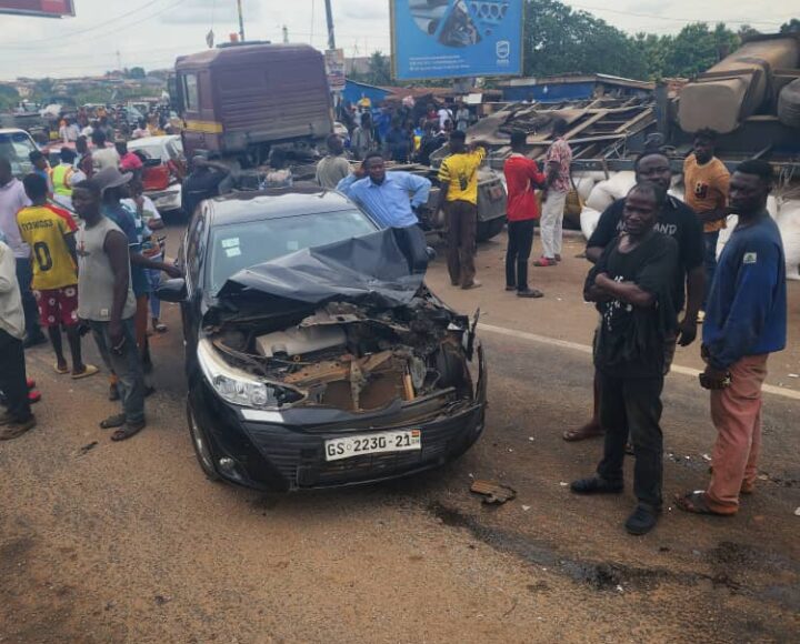 5 escape death in road crash