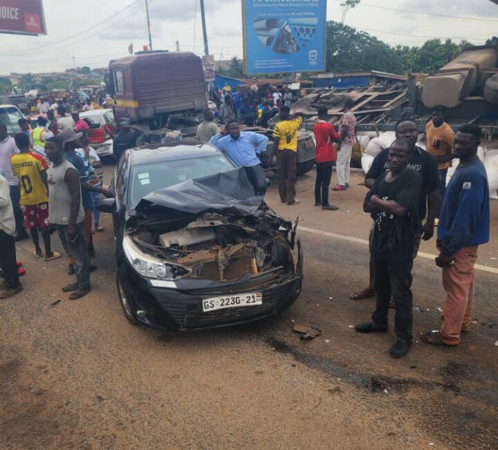 5 escape death in road crash