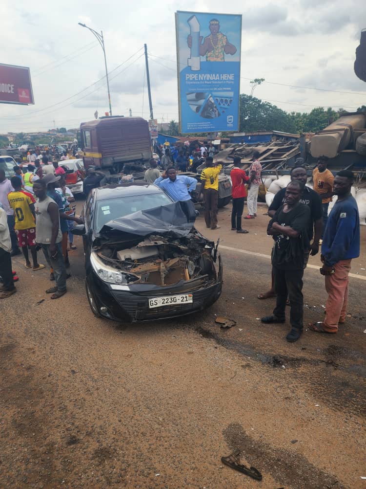 5 escape death in road crash