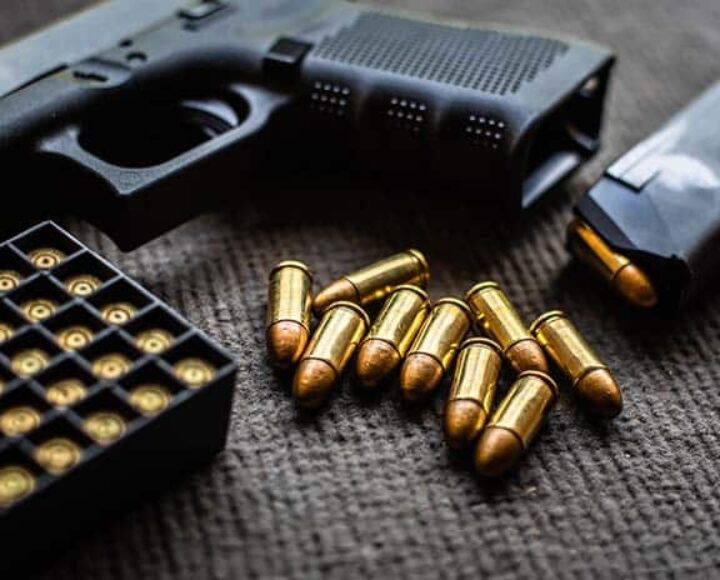2 robbers shot dead