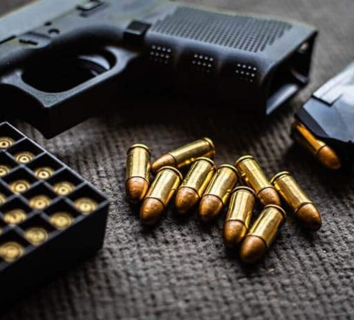 2 robbers shot dead