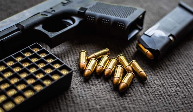 2 robbers shot dead