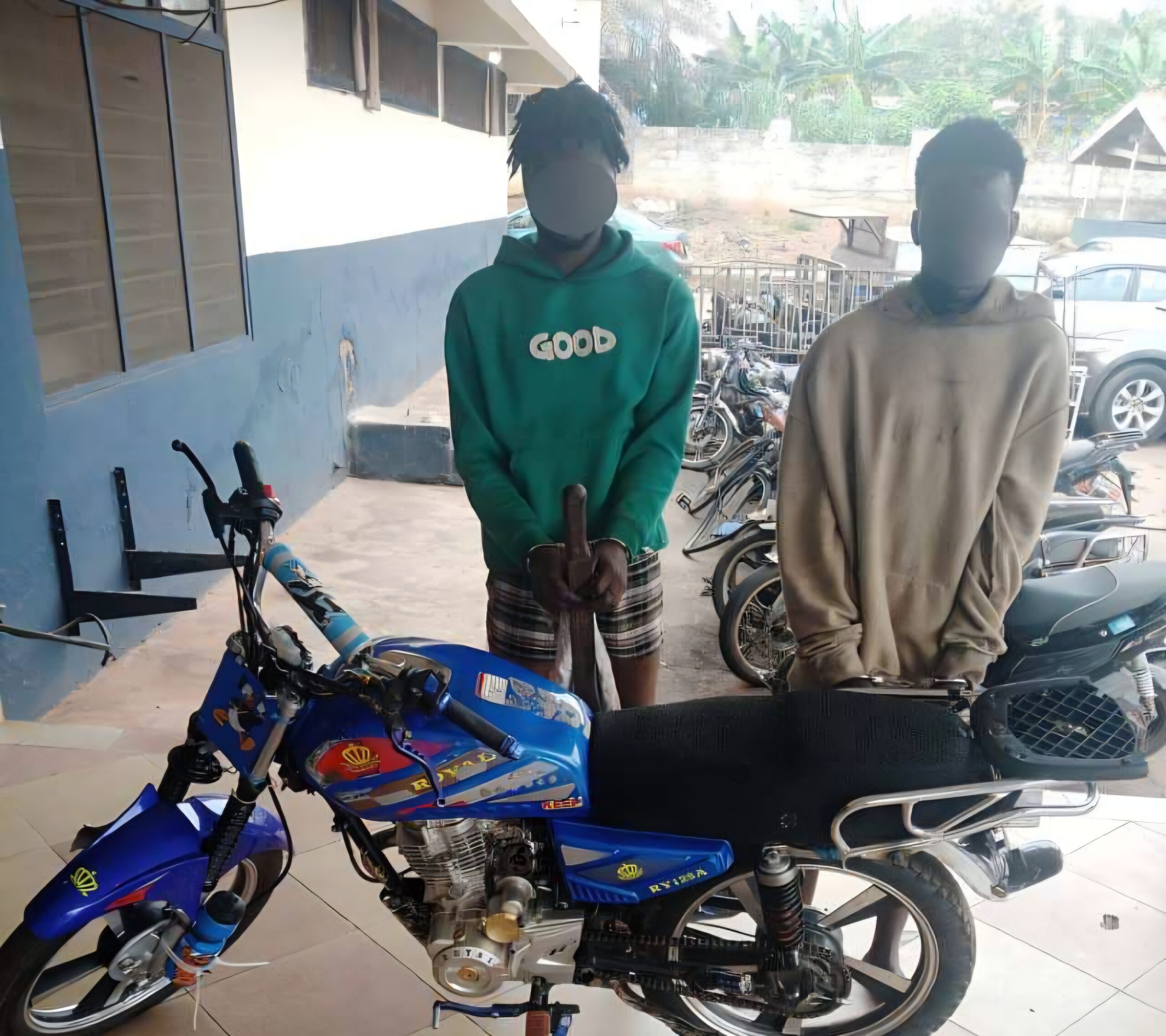 Mobile phone expose robbers