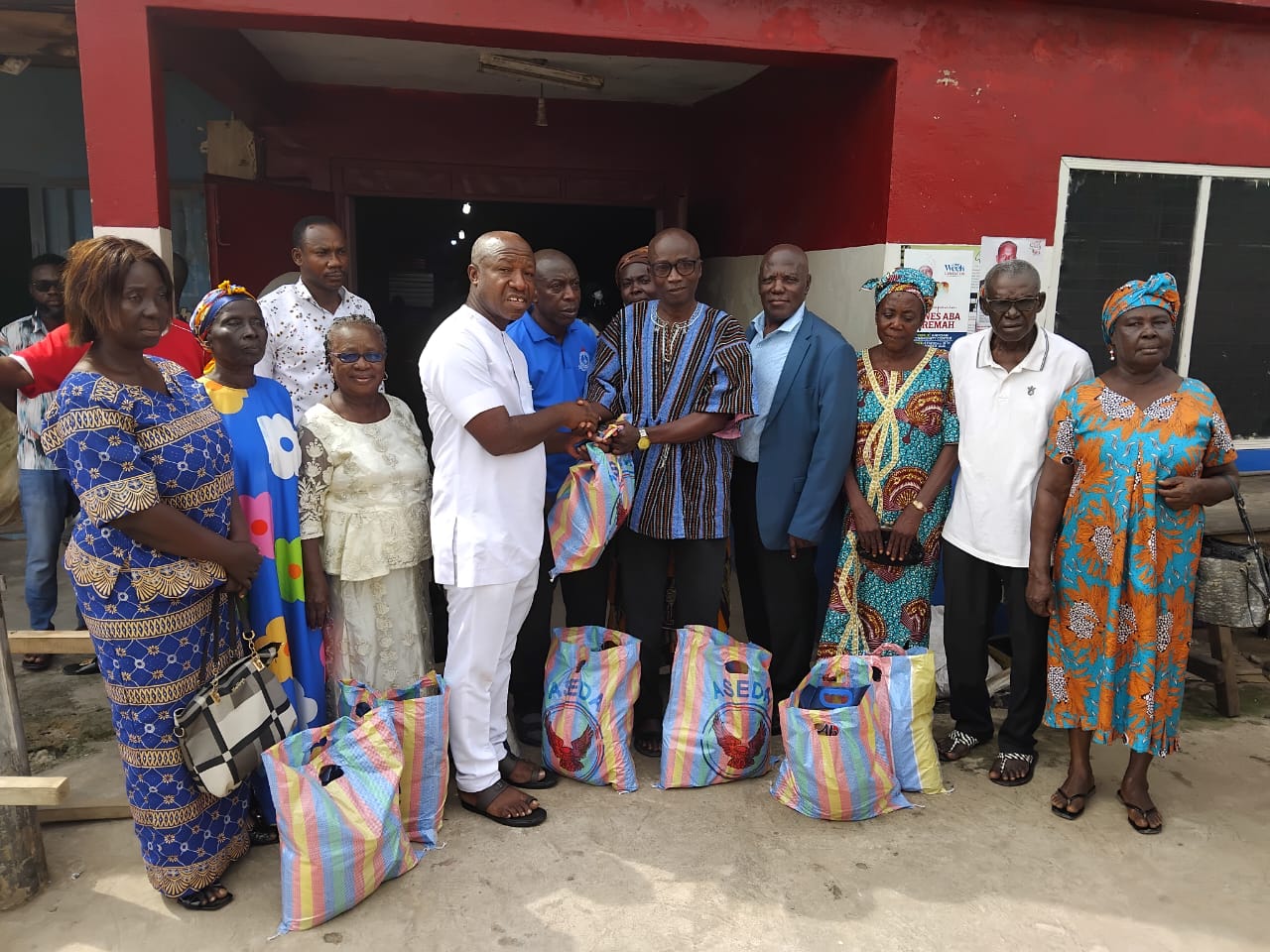 IMG-20251208-WA0266 Francis Adomako assists 30 pensioners with food items