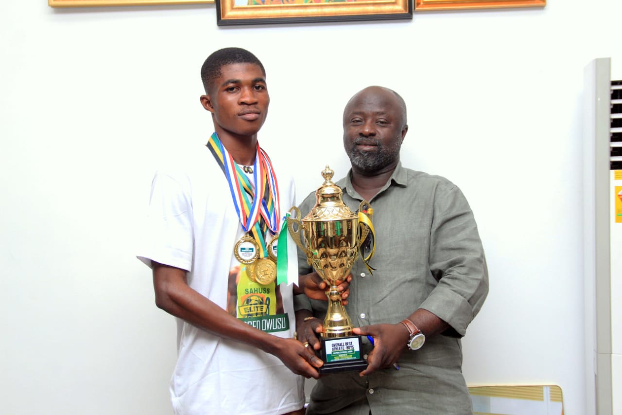 IMG-20260303-WA0181 Suzo Best Athlete presents award to K’si Mayor